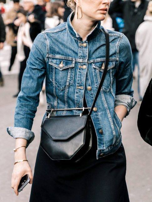 Veste en jean boutonne sur le haut + sac rigide subtilement conceptuel = le bon mix