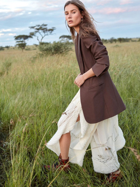 Mlant blazer masculin, godillots et robe romantique, cette silhouette a tout bon !