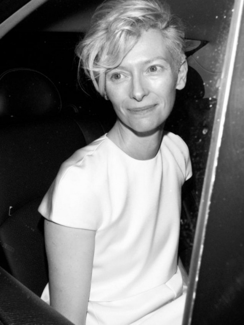 Mlant singularit et espiglerie, Tilda Swinton fascine