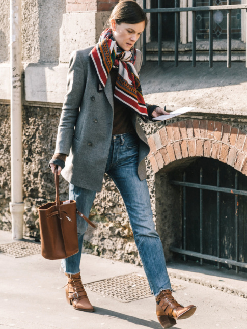 Rien de tel pour dcrisper un blazer qu'un ample foulard nou  la va-vite !