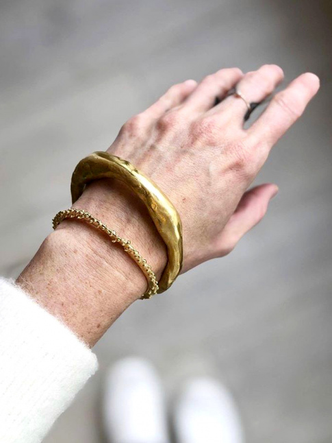 Bijou brut + bracelet fin = le bon mix