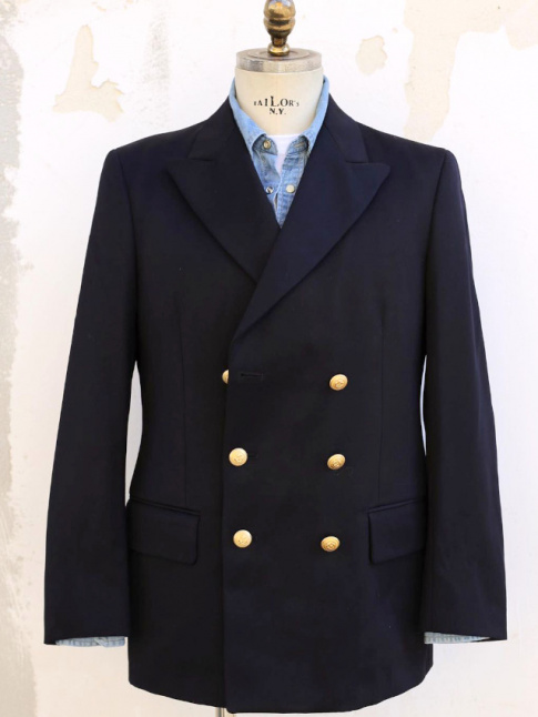 Blazer bleu marine + chemise en jean = le bon mix