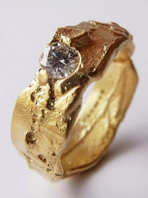 Mlant dtail dlicat et esthtique brute, cette bague a tout bon !