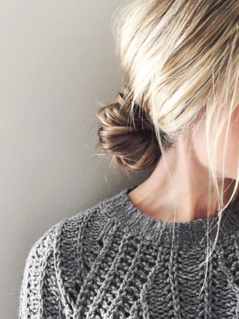 Chignon bas coiff/dcoiff + pull en grosse maille = le bon mix
