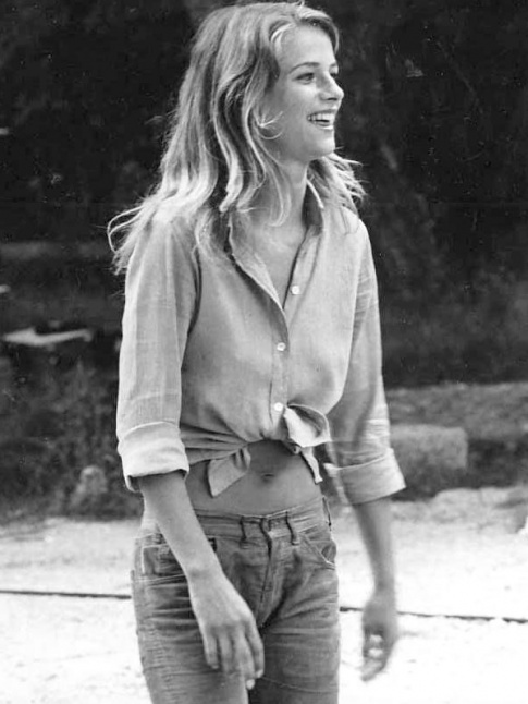 La chemise noue sur le devant : bien plus sexy que n'importe quel top cropped !