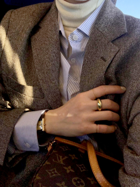 Pour ou contre le pull col roul gliss sous une chemise ?
