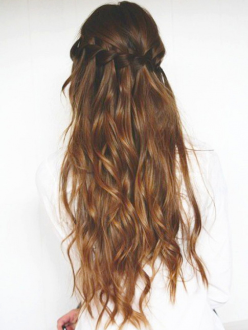 Couronne de tresses floue + longs cheveux lgrement onduls = le bon mix