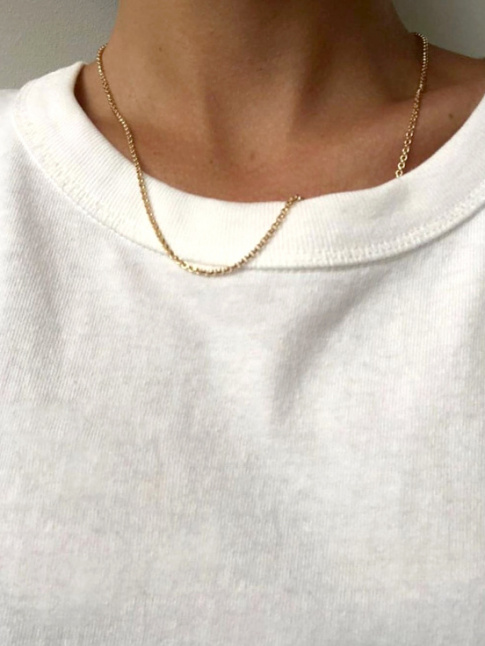 Tee-shirt blanc un brin loose + trs fine chanette = le bon mix