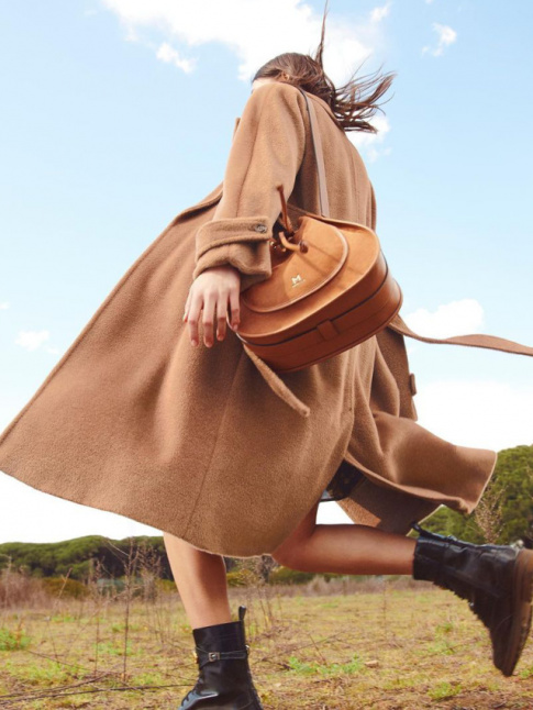 Pardessus camel + boots de combat = le bon mix