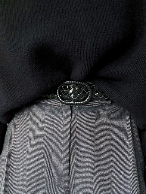 Oui au gimmick stylistique consistant  glisser un pull un brin large sur le devant d'un pantalon !