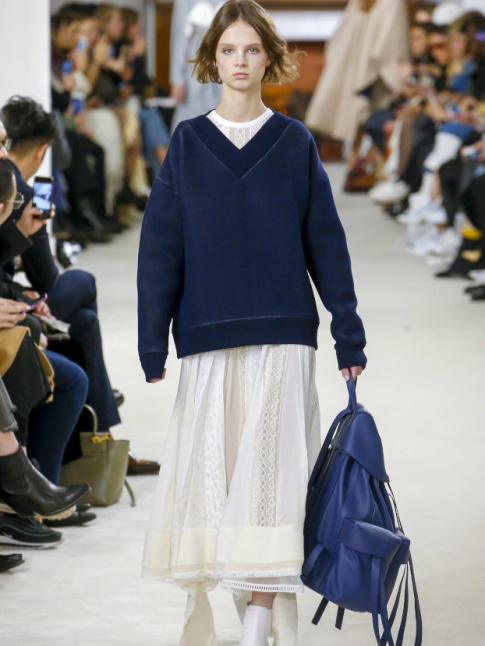 Sweat pais + robe blanche romantique = le bon mix