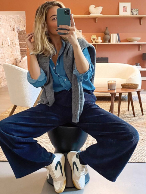 Oui au mix pantalon large en velours bleu marine/baskets blanches saveur rtro !