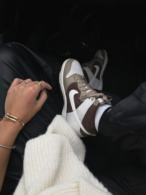 Le mix marron/blanc/kaki sied particulirement aux Nike Dunk High !