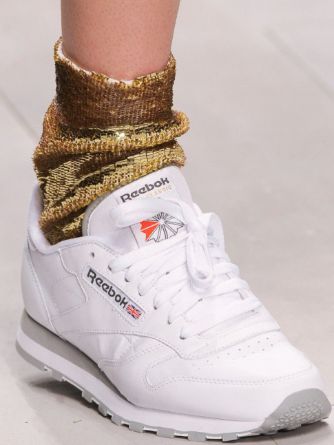 Baskets + chaussettes disco = le bon mix