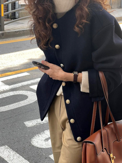 Oui au mix pantalon chino/ample pull col roul/veste col rond sobrement chic !