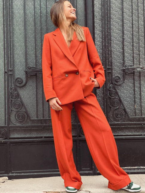 Costume un brin ample + couleur ose + baskets paisses = le bon mix
