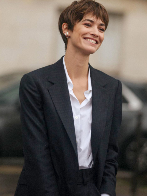 Quand le sourire et le port de tte djouent la potentielle androgynie du mix costume + coupe courte !