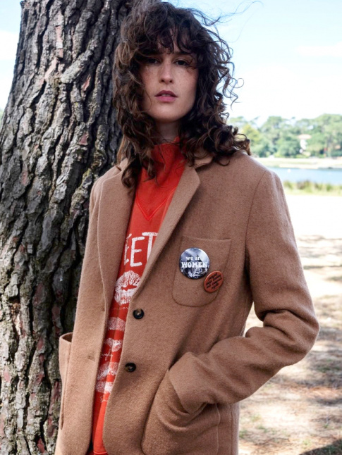 On ne se lasse pas du mix sweat color/blazer caf au lait !