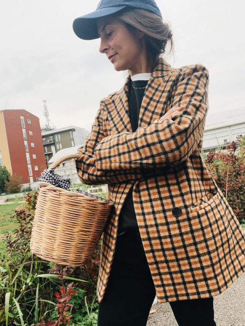 Blazer en drap de laine  carreaux + casquette + panier en osier + sweat = le bon mix