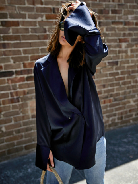 Rien de tel qu'une chemise en satin bleu marine pour offrir une dgaine nonchalamment chic  un jean !