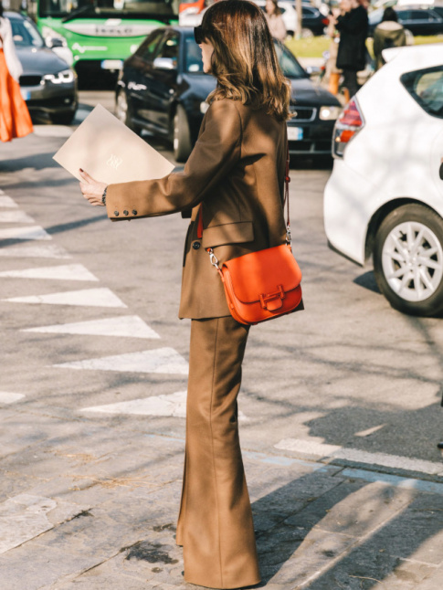 Ne jamais sous-estimer l'efficacit d'un accessoire color pour rveiller un ensemble monochrome !