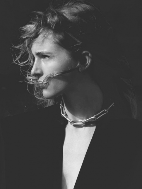 Cheveux au naturel + blazer pur + collier esprit chanette = le bon mix