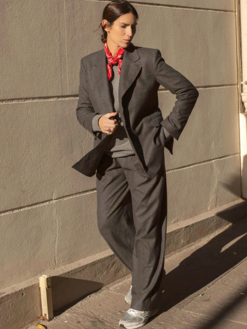 Rien de tel qu'une touche de rouge pour relever un camaeu de gris !