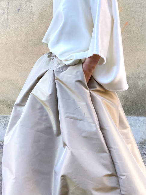 Mlant opulence et simplicit, cette tenue festive a tout bon !