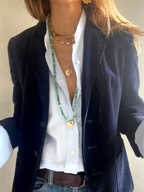 Mlant chemise dboutonne, blazer ajust et accumulation de colliers de diffrentes longueurs, ce look a tout bon !