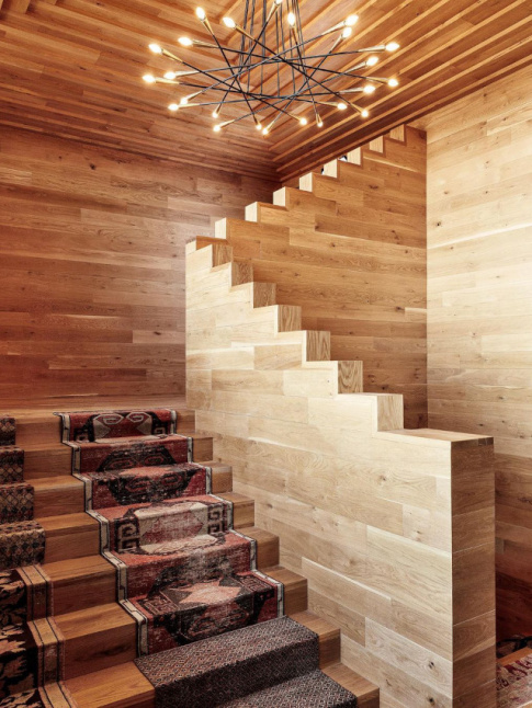 Escalier en bois majestueusement minimaliste + double tapis = le bon mix