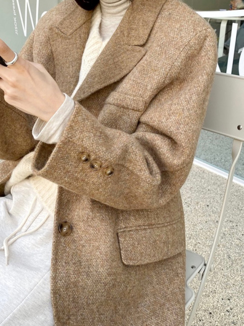 Oui au mix blazer en tweed/pull duveteux/sweat pants !