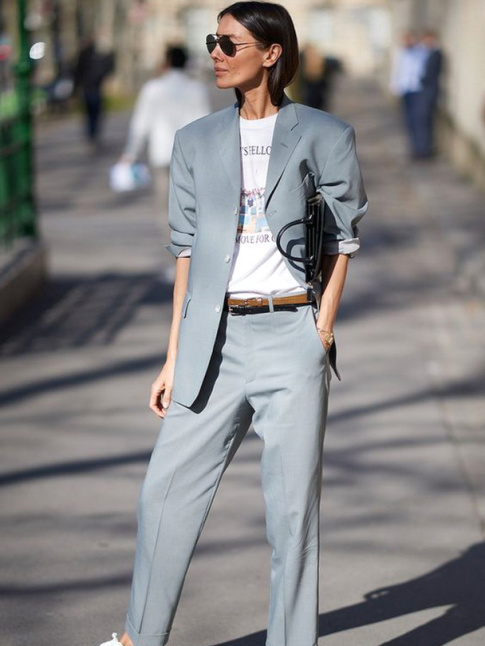 Mlant tee-shirt, longueur feu de plancher, double ceinture et dgaine minimaliste, ce look a tout bon !