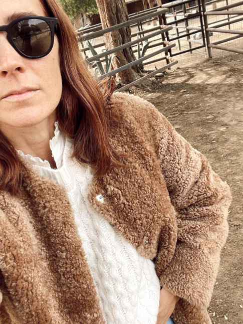 Manteau teddy bear chocolat au lait + pull blanc torsad + blouse  col volant = le bon mix