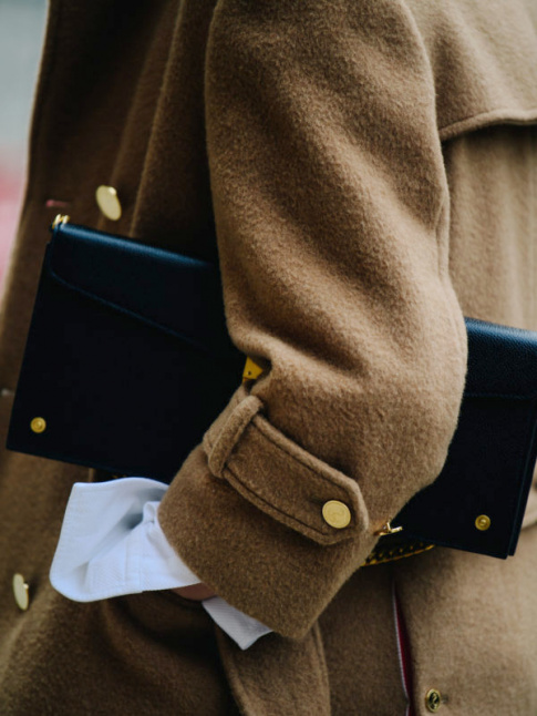 L'lgance de la pochette en guise de sac  main fait oublier le manque de praticit de cette dernire...