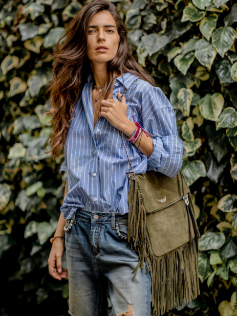 Chemise raye lgrement oversize + jean boyfriend + sac  franges = le bon mix