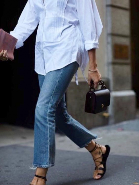 Rien de tel qu'une paire de sandales plates pour accompagner un look urbain printanier !