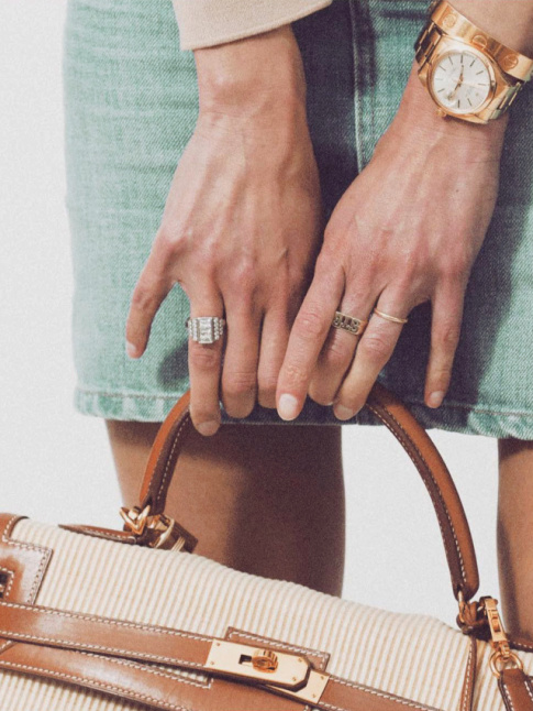 Et si l'on tlescopait accessoires classiques et mini jupe en jean ?