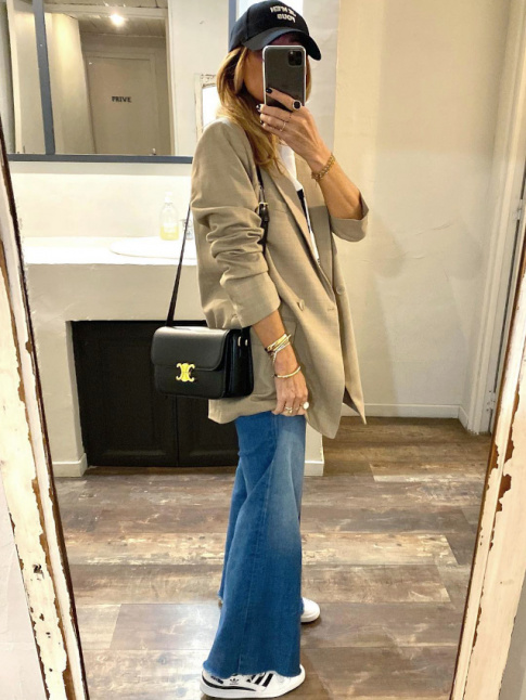 Blazer masculin + jean flare + casquette + sac rigide = le bon mix