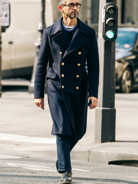 Colliers fantaisie + tenue sobre = le bon mix
