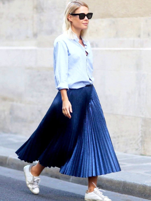 Chemise en chambray + jupe midi plisse soleil + baskets = le bon mix