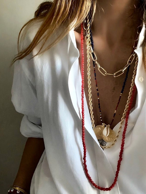 La chemise blanche : la cimaise idale des accumulations de colliers !