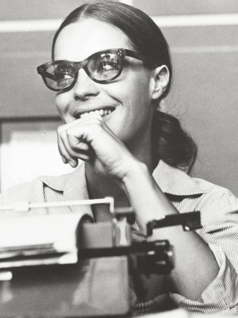 Oui au mix chemisier  rayures verticales / lunettes seventies / regard espigle !