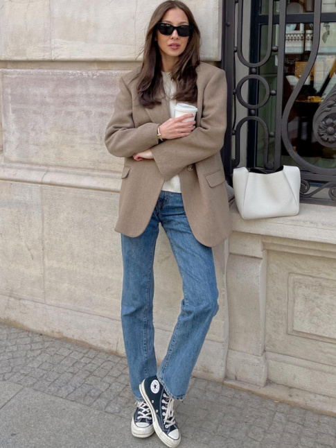 Choisies en vert bouteille, les Converses gagnent en dimension casual chic !