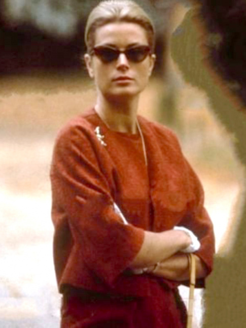 Rien de tel qu'un classique pull-over col rond pour upgrader une paire de lunettes cat-eye !
