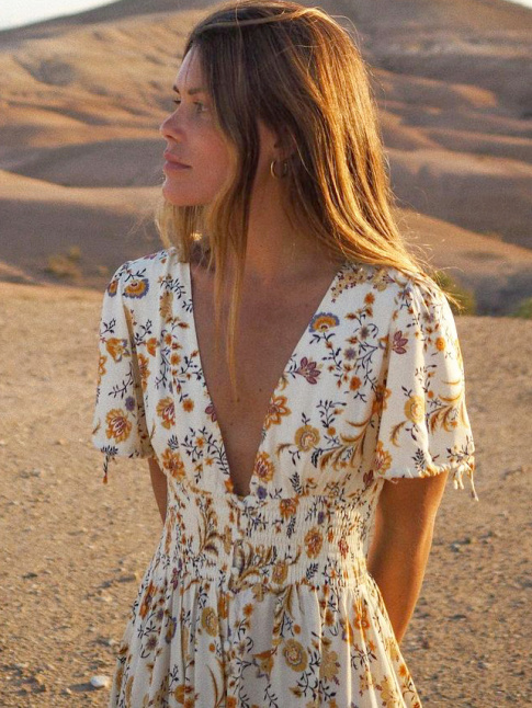 Plus la robe est couvrante, plus le dcollet peut se permettre d'tre profond !