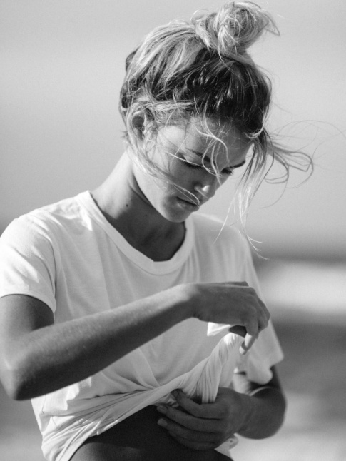Le nouage de tee-shirt : le geste simple qui twiste efficacement les tops en jersey de coton !