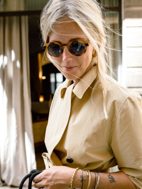 Rien de tel qu'une paire de lunettes rondes pour twister un trench classique !