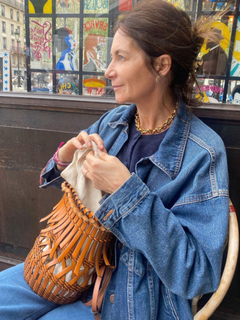 Total look jean + panier en cuir = le bon mix