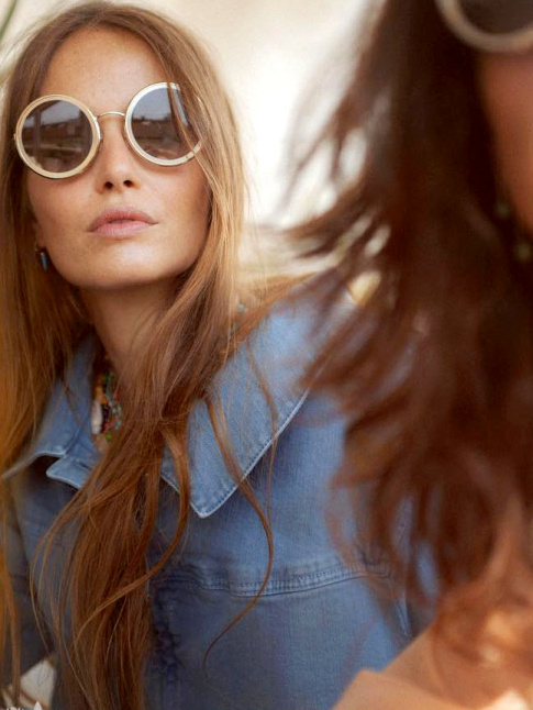 Lunettes rondes rtro + longs cheveux + pice en denim clair = le bon mix