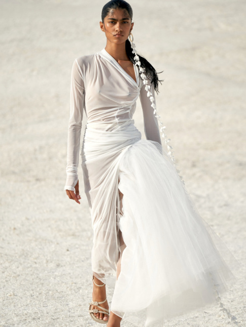 Chez Jacquemus, les robes de marie fusionnent naturel et sophistication !